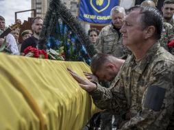 Ceremonia fúnebre en Kyiv en honor a un comandante ucraniano que murió en la guerra. GETTY IMAGES