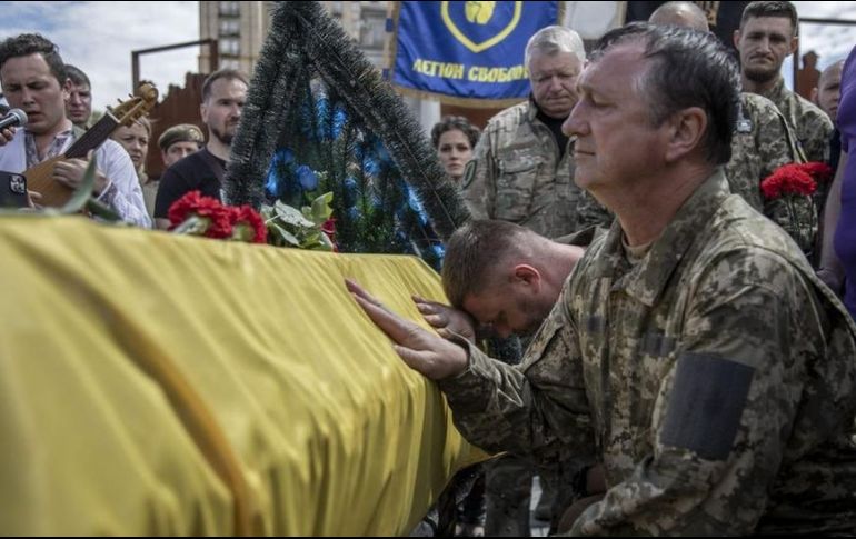 Ceremonia fúnebre en Kyiv en honor a un comandante ucraniano que murió en la guerra. GETTY IMAGES