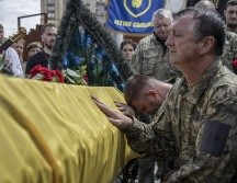 Ceremonia fúnebre en Kyiv en honor a un comandante ucraniano que murió en la guerra. GETTY IMAGES