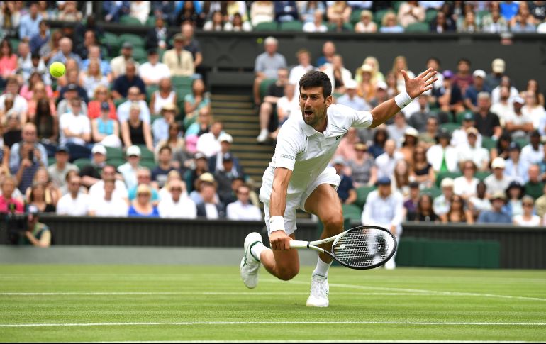 Novak Djokovic, que suma 81 triunfos en el All England Club, da otro paso más para acercarse al séptimo Wimbledon y cuarto consecutivo. EFE / N. Hall