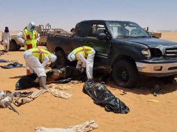 Rescatistas recuperan los cuerpos de los migrantes en el desierto de Libia. AFP/Servicio de Ambulancia de Libia
