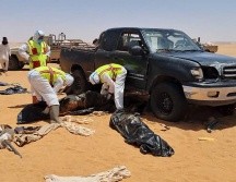 Rescatistas recuperan los cuerpos de los migrantes en el desierto de Libia. AFP/Servicio de Ambulancia de Libia