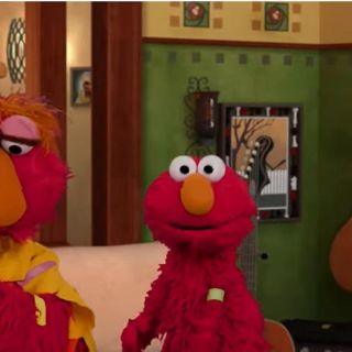 COVID: ¡Súper dúper! Elmo se anima y recibe la vacuna contra el virus (VIDEO)