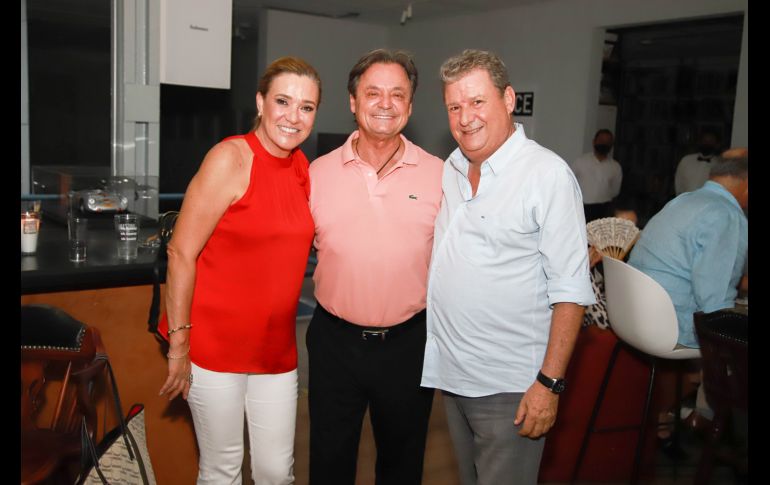 Magui Sánchez de Gudiño, Dr. Ignacio Gudiño y Carlos Ávarez del Castillo. GENTE BIEN JALISCO/ Antonio Martínez