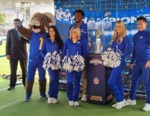 Aficionadas y aficionados de todas las edades vieron de cerca el Trofeo Vince Lombardi y tuvieron la oportunidad de tomarse fotografías en la cancha del Estadio Tequileros. EL INFORMADOR/M. NAVARRO