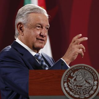 López Obrador anuncia que revisarán prohibición de taxis ejecutivos en el AICM
