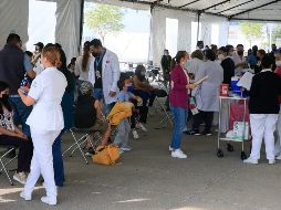 Niños esperan para recibir una dosis de la vacuna anticovid en León, Guanajuato. EFE/L. Ramírez
