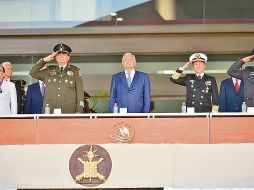 La plana mayor de las Fuerzas Armadas y el Presidente pasaron revista a los efectivos de la Guardia Nacional en el Colegio Militar de la Ciudad de México. ESPECIAL