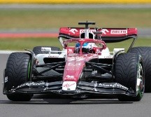 VALTTERI BOTTAS. Bajo las gotas de un cielo británico anunciado como inestable este fin de semana, ninguno de los pilotos ha realizado más de diez vueltas en esta primera sesión. AP / F. Augstein