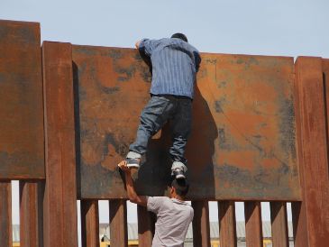 Otro porcentaje de fallecidos en el cruce de la frontera entre México y Estados Unidos quedan fuera de la estadística y terminan en fosas para indigentes al no ser identificados, o peor aún, en el desierto. AFP / ARCHIVO