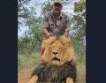 El cazador Naude posaba junto a sus "trofeos", animales salvajes de Sudáfrica. TWITTER/@Julioqc