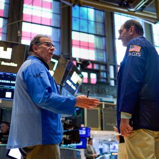 Wall Street termina al alza, en vísperas de fin de semana largo en EU