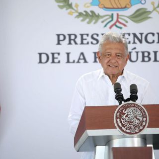 AMLO rinde homenaje a Carlos Slim, "el empresario más austero de México"