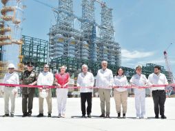 Andrés Manuel López Obrador realizó un recorrido para supervisar los avances en el proceso de integración de la nueva refinería Olmeca, en Paraíso, Tabasco. ESPECIAL / ARCHIVO