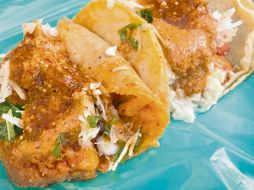 Ofrecen tacos de carnaza, carnaza adobada, champiñón con queso, chicharrón, frijol, papa, carne con mole, camarón con queso y camarón a la diabla. CORTESÍA