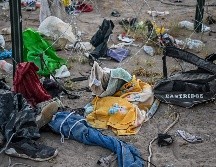 Luego de descubrir a los migrantes muertos, las autoridades inspeccionaron algunas pertenencias para investigar sus orígenes. AFP