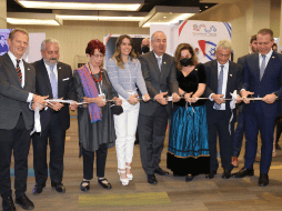 Tras la ceremonia, los ponentes cortaron el listón para inaugurar la exposición fotográfica que ofrece una idea de la variedad de las relaciones. TWITTER / @IsraelinMexico