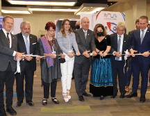 Tras la ceremonia, los ponentes cortaron el listón para inaugurar la exposición fotográfica que ofrece una idea de la variedad de las relaciones. TWITTER / @IsraelinMexico