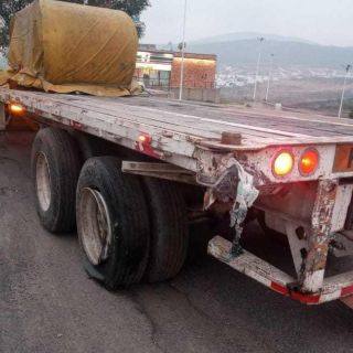 Choque de tres vehículos en López Mateos causa tráfico pesado en la zona