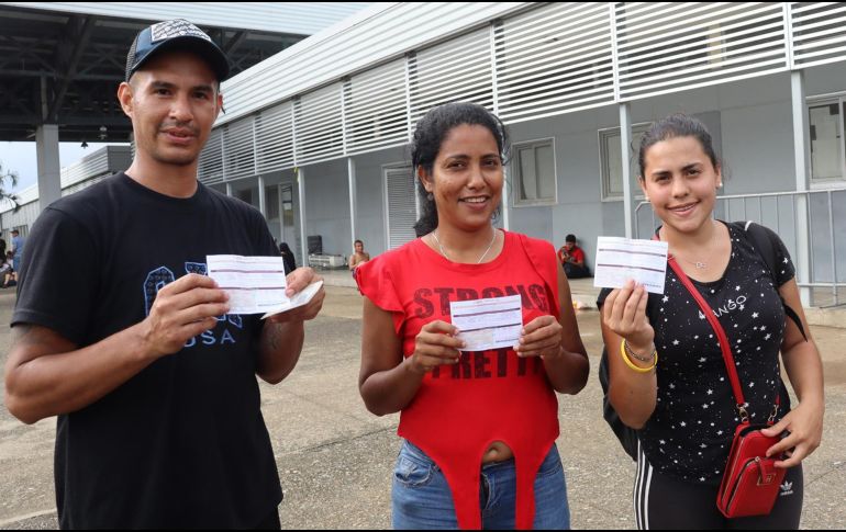 Migrantes mustran documentos para su libre paso por México expedido por las autoridades, en el municipio de Huixtla en Chiapas. EFE /J. Blanco