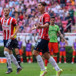 Chivas se va al descanso con dos goles anulados