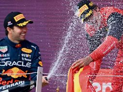 Sergio Pérez fue nombrado el piloto del día en Silverstone y celebró con todo su segundo sitio, además de la primera victoria en el Gran Circo de Carlos Sainz. AFP