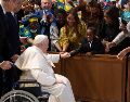 Sobre la situación con su rodilla, el Papa Francisco asegura que está "mejorando lentamente" con láser y magnetoterapia. EFE / PRENSA VATICANA