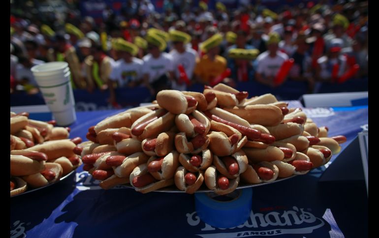 A veces de dos en dos, las salchichas desparecían en un santiamén en la boca de los concursantes. AFP/K. Betancur