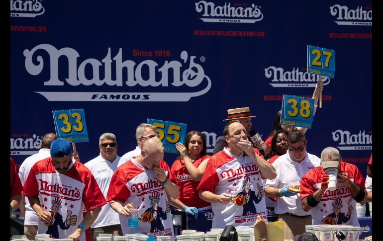 A veces de dos en dos, las salchichas desparecían en un santiamén en la boca de los concursantes. AFP/Y. Iwamura