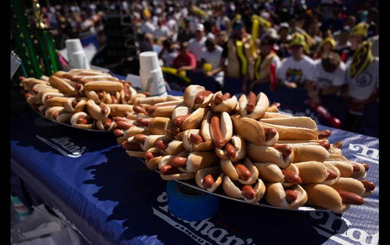 A veces de dos en dos, las salchichas desparecían en un santiamén en la boca de los concursantes. AFP/Y. Iwamura