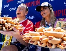 A veces de dos en dos, las salchichas desparecían en un santiamén en la boca de los concursantes. AP/J. Nikhinson