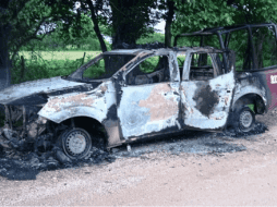 En las inmediaciones de Playa Vicente, en Oaxaca, cerca de la entrada de la laguna inferior, se localizó una patrulla de la policía, la cual estaba totalmente calcinada. SUN/ESPECIAL