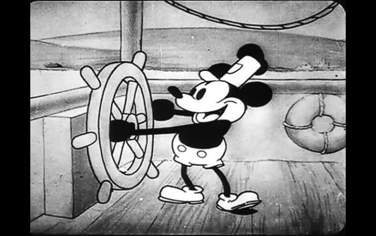 El ratón animado en blanco y negro, podría tener un futuro escabroso, luego de que otros personajes como “Winnie The Pooh” perdieron sus derechos reservados. ESPECIAL / Cortesía Disney