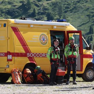 Un glaciar en los Alpes italianos se desploma y deja seis muertos
