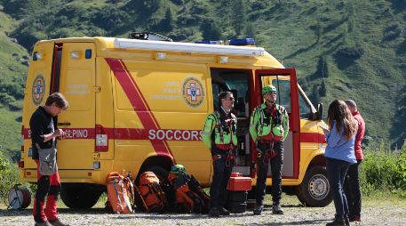 Cuerpos de seguridad y rescate de la comunidad de Canazei brindaron los primeros auxilios a los alpinistas lesionados por el alud provocado por el glaciar que colapsó en la montaña. AFP