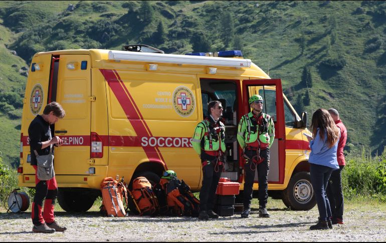 Cuerpos de seguridad y rescate de la comunidad de Canazei brindaron los primeros auxilios a los alpinistas lesionados por el alud provocado por el glaciar que colapsó en la montaña. AFP