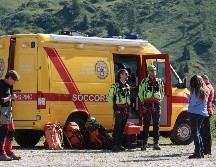 Cuerpos de seguridad y rescate de la comunidad de Canazei brindaron los primeros auxilios a los alpinistas lesionados por el alud provocado por el glaciar que colapsó en la montaña. AFP