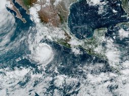 Fotografía satelital cedida hoy por la Administración Nacional de Océanos y Atmósfera (NOAA) de Estados Unidos a través del Centro Nacional de Huracanes (NHC) donde se aprecia el huracán 