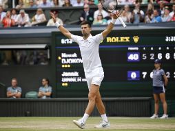 Fue la victoria número 84 de Novak Djokovic en el campeonato en superficie de césped para igualar a Jimmy Connors con la segunda mayor cantidad de triunfos en el All England Club. EFE / T. Akmen