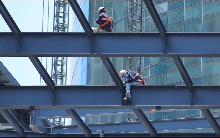 El monto de plazas de carácter permanente ascendió a 65 mil 408 puestos, mientras que los de carácter eventual se redujeron en 5 mil 187 puestos, con lo que acumulan tres meses consecutivos a la baja. NTX / ARCHIVO