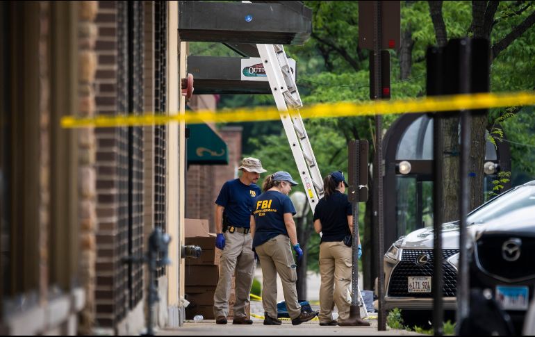 Agentes del FBI hurgaban entre basureros y sábanas de pícnics, en su intento de investigar el tiroteo en que murieron por lo menos seis personas. AP / A. Rezin