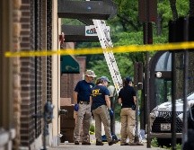 Agentes del FBI hurgaban entre basureros y sábanas de pícnics, en su intento de investigar el tiroteo en que murieron por lo menos seis personas. AP / A. Rezin