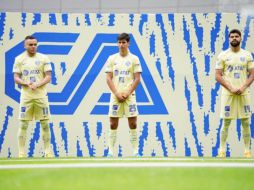 Los tres jugadores repartieron balones autografiados a la fanaticada azulcrema y posaron con el nuevo jersey del América. IMAGO7