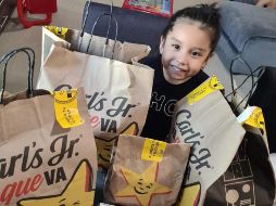 Una niña de nombre Allison se le hizo fácil tomar el teléfono de su mamá y encargar unas cuantas hamburguesas. FACEBOOK/@Berenice Quintos
