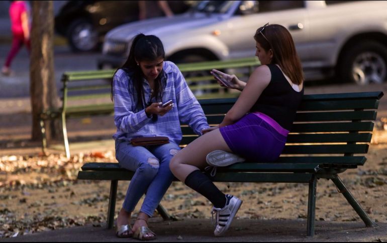 Las personas de 15 a 19 años son las que más usan Internet. AFP/ARCHIVO