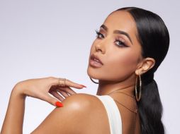 En un video publicado en Twitter por la cuenta @Becky G México, se ve que reporteros de distintos medios nacionales ni siquiera la dejaban caminar e insistían en preguntarle sobre su relación con Sebastián Lletget. EFE / ARCHIVO