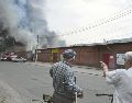 Los transeúntes observan cómo se eleva el humo del mercado central de Sloviansk, al norte de Kramatosk luego de ser atacado pos misiles rusos lanzados desde el mar Negro. AFP