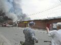 Los transeúntes observan cómo se eleva el humo del mercado central de Sloviansk, al norte de Kramatosk luego de ser atacado pos misiles rusos lanzados desde el mar Negro. AFP