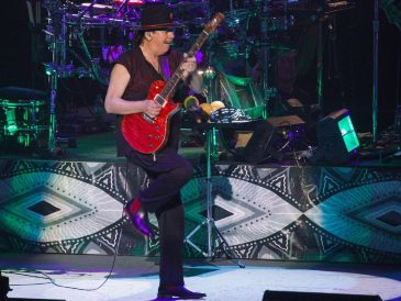 Carlos Santana se ha convertido en tendencia por desvanecerse en pleno concierto. EL INFORMADOR / ARCHIVO