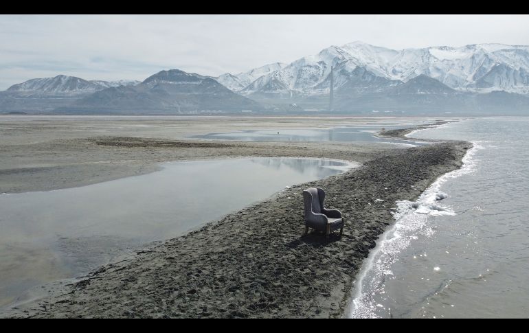 La reducción del lago amenaza a varias especies de aves migratorias que hacen escala en él, y no se descartan repercusiones sanitarias para los pobladores. AP/R. Bowmer